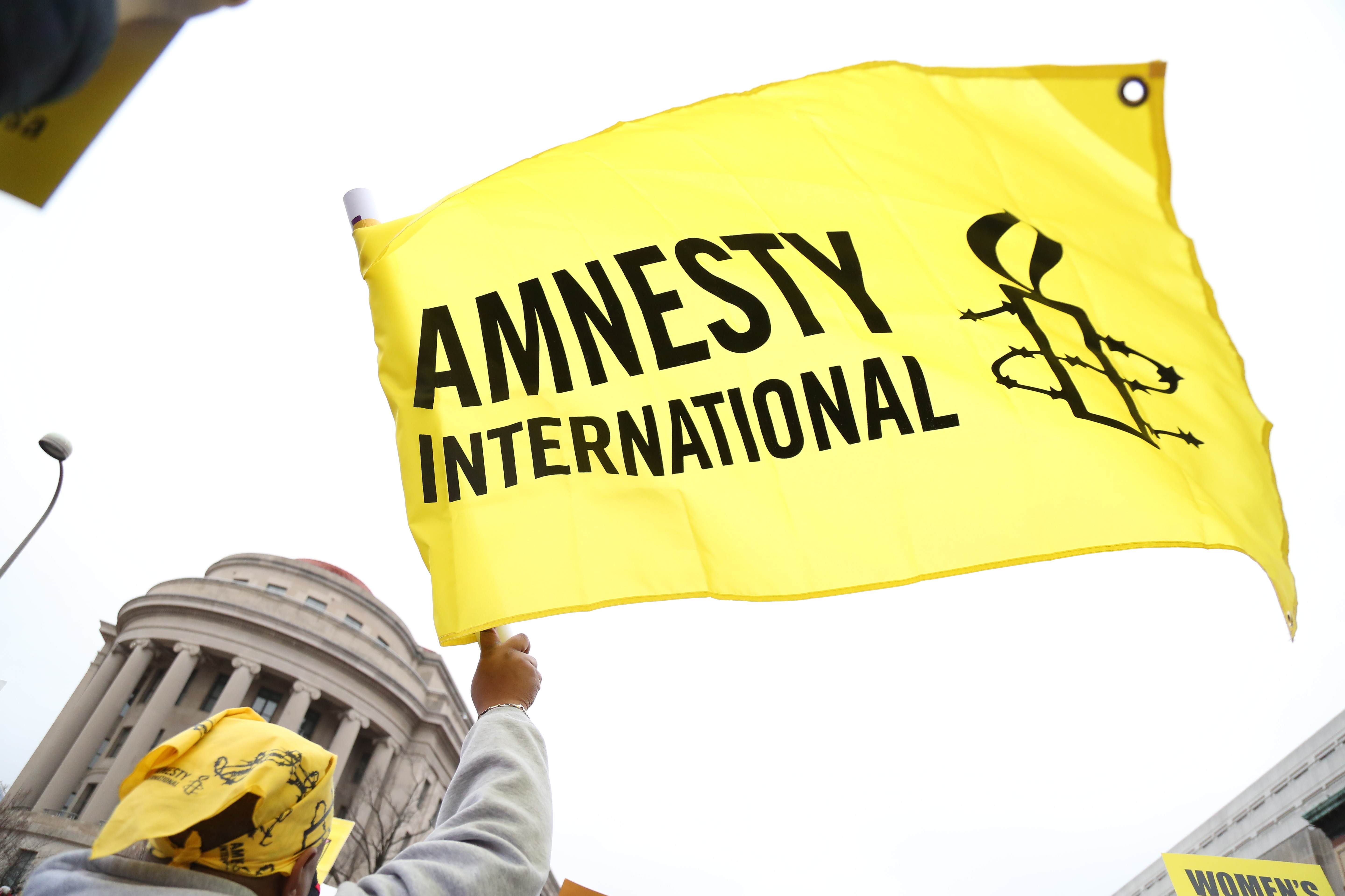 Амнистия компании. Amnesty International (Амнести Интернешнл). Международная амнистия. Международная амнистия организация. Amnesty International. «Международная амнистия» логотип.