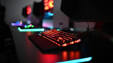 Gaming keyboard and monitors (Ella Don on unsplash)