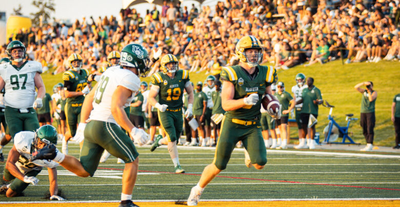 Seth Poelzer runs it in for his first U Sports touchdown against the Saskatchewan Huskies September 29.