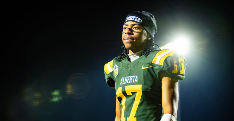 Alejandro Ogunyemi #17 for the University of Alberta Golden Bears football team.